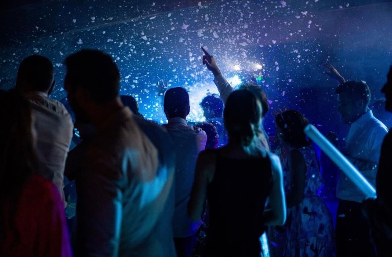 Piste de danse — confettis et lumières