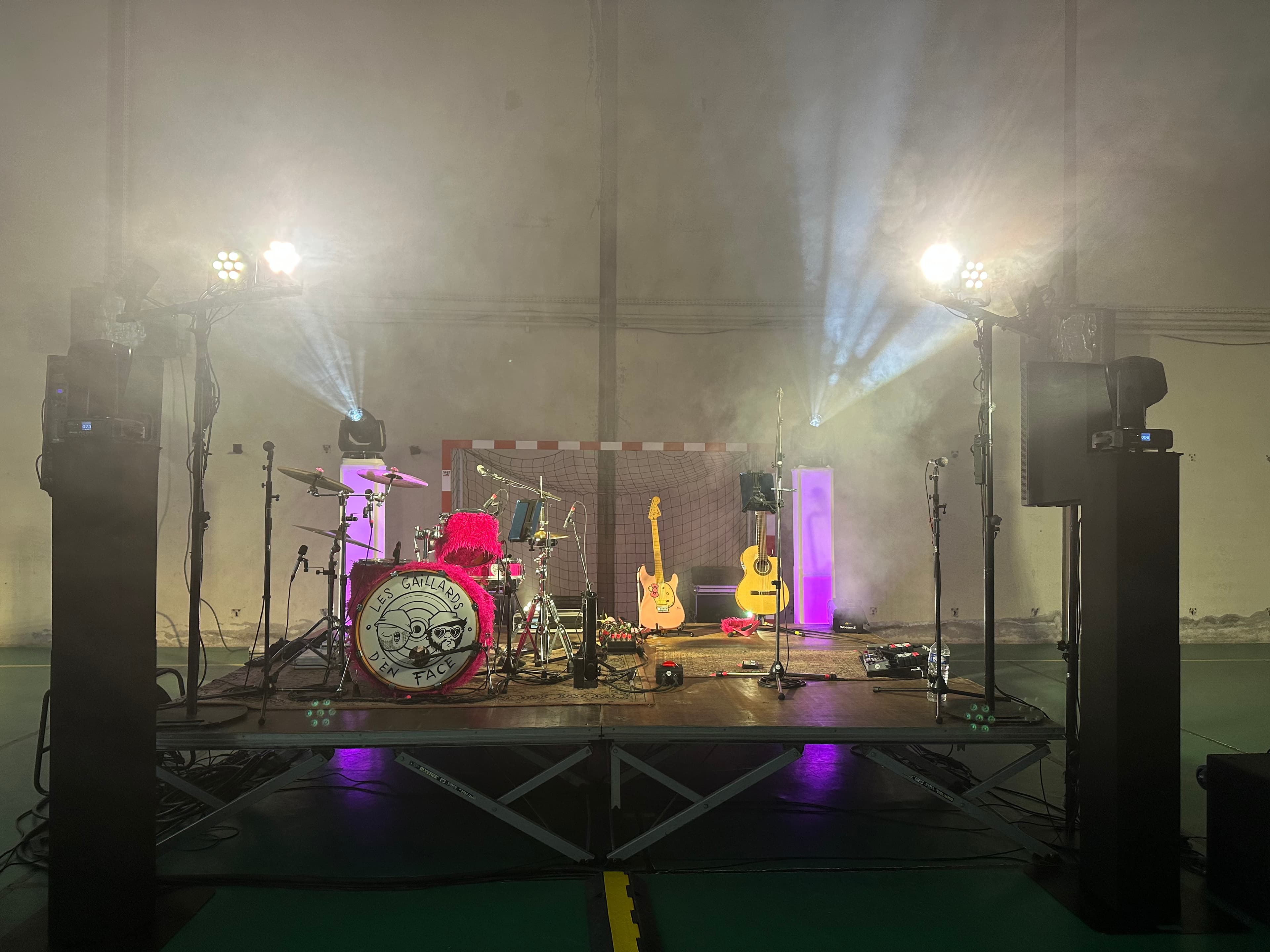 Scène live avec groupe — effets fumée