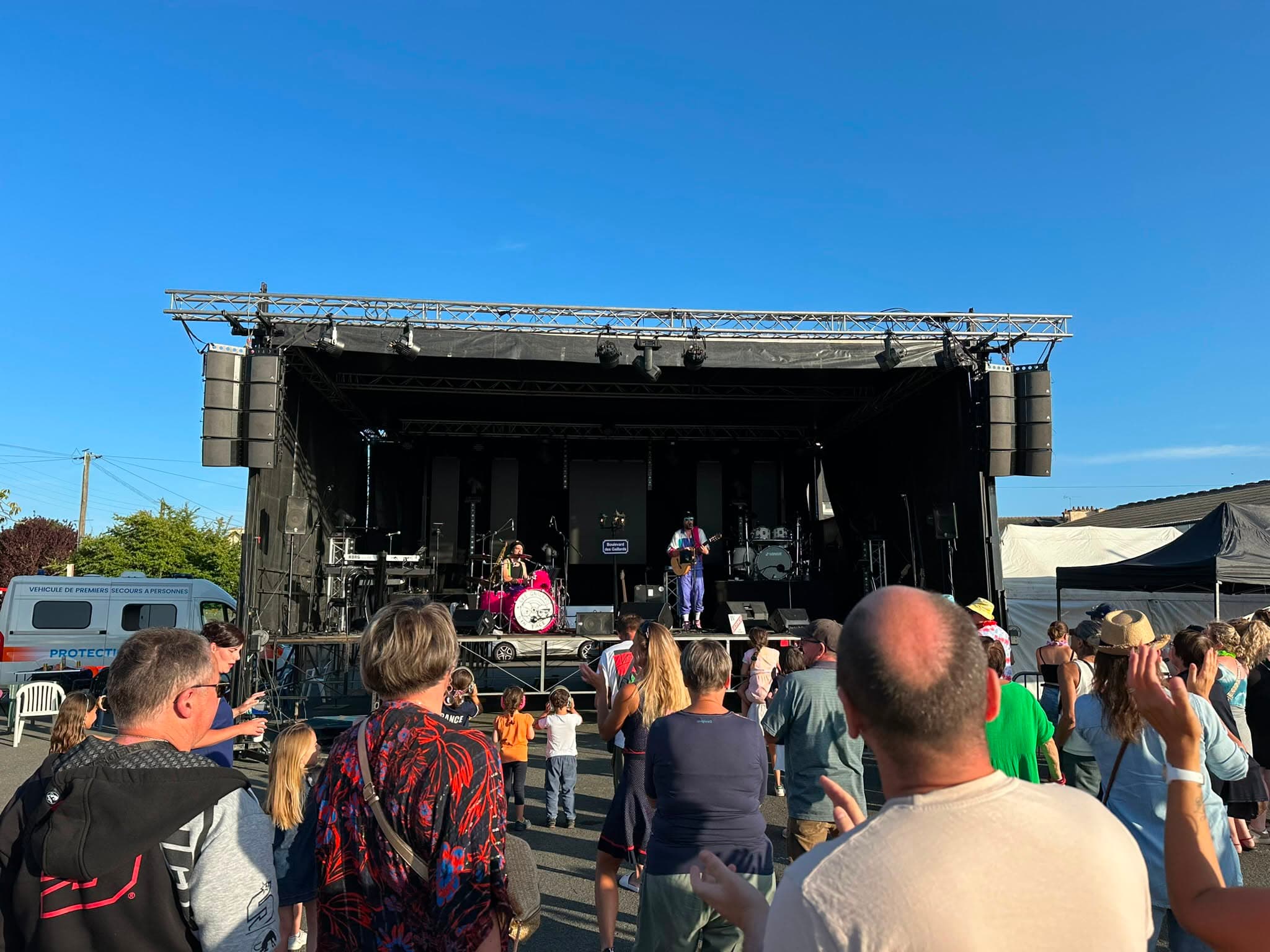 Concert extérieur — scène plein air et public