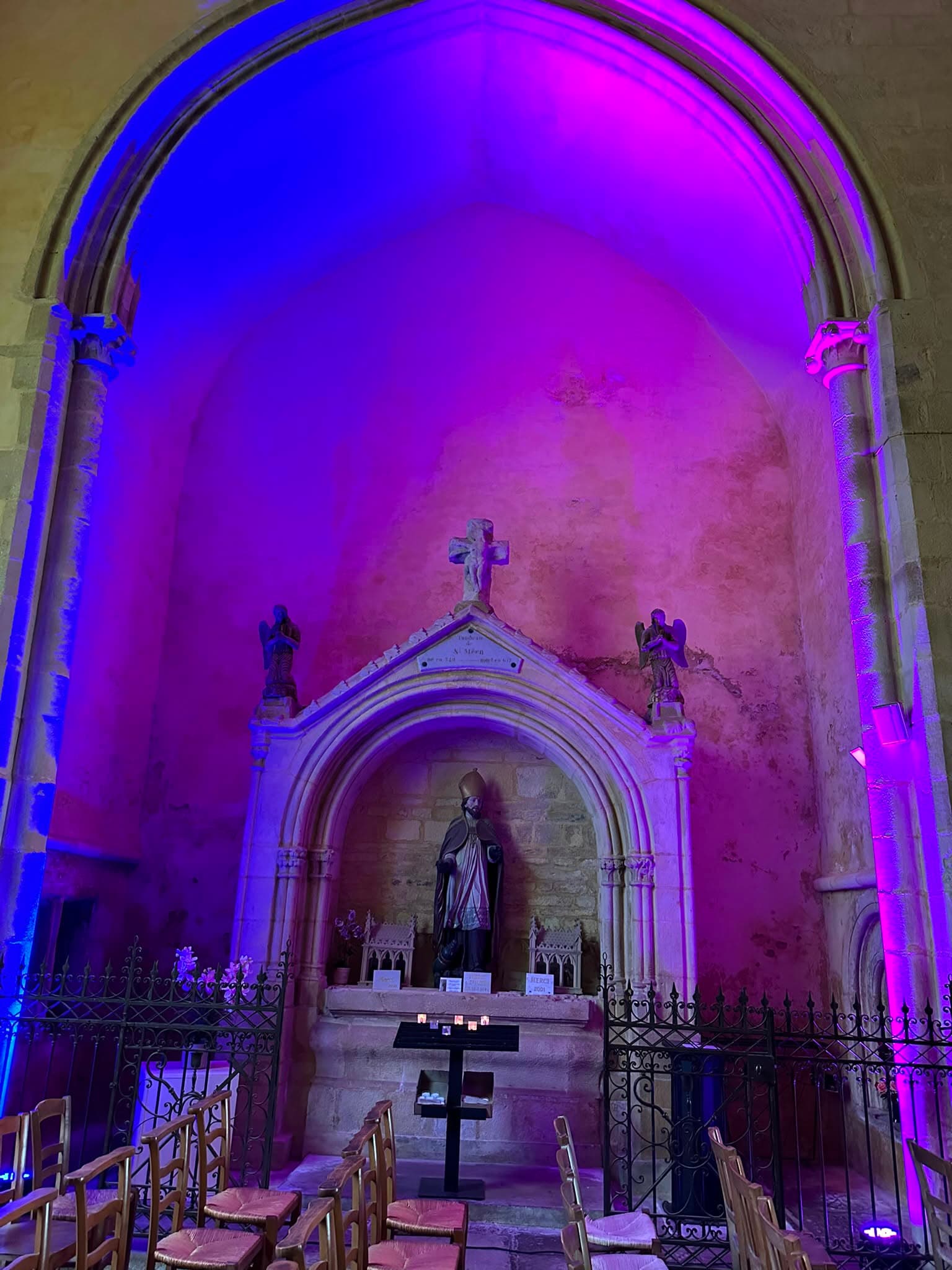 Autel illuminé en bleu et violet
