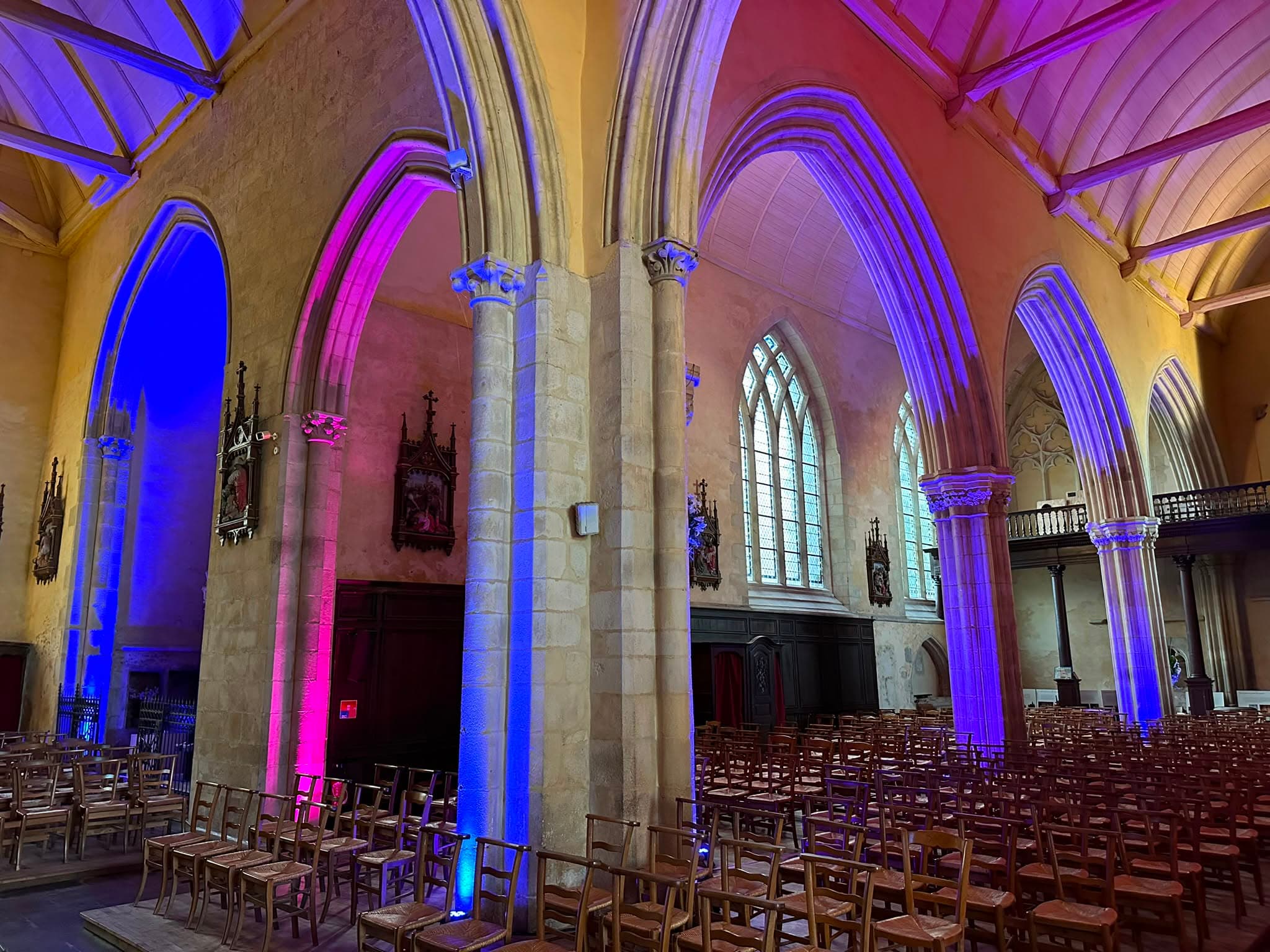 Éclairage architectural église — colonnes bleues et violettes