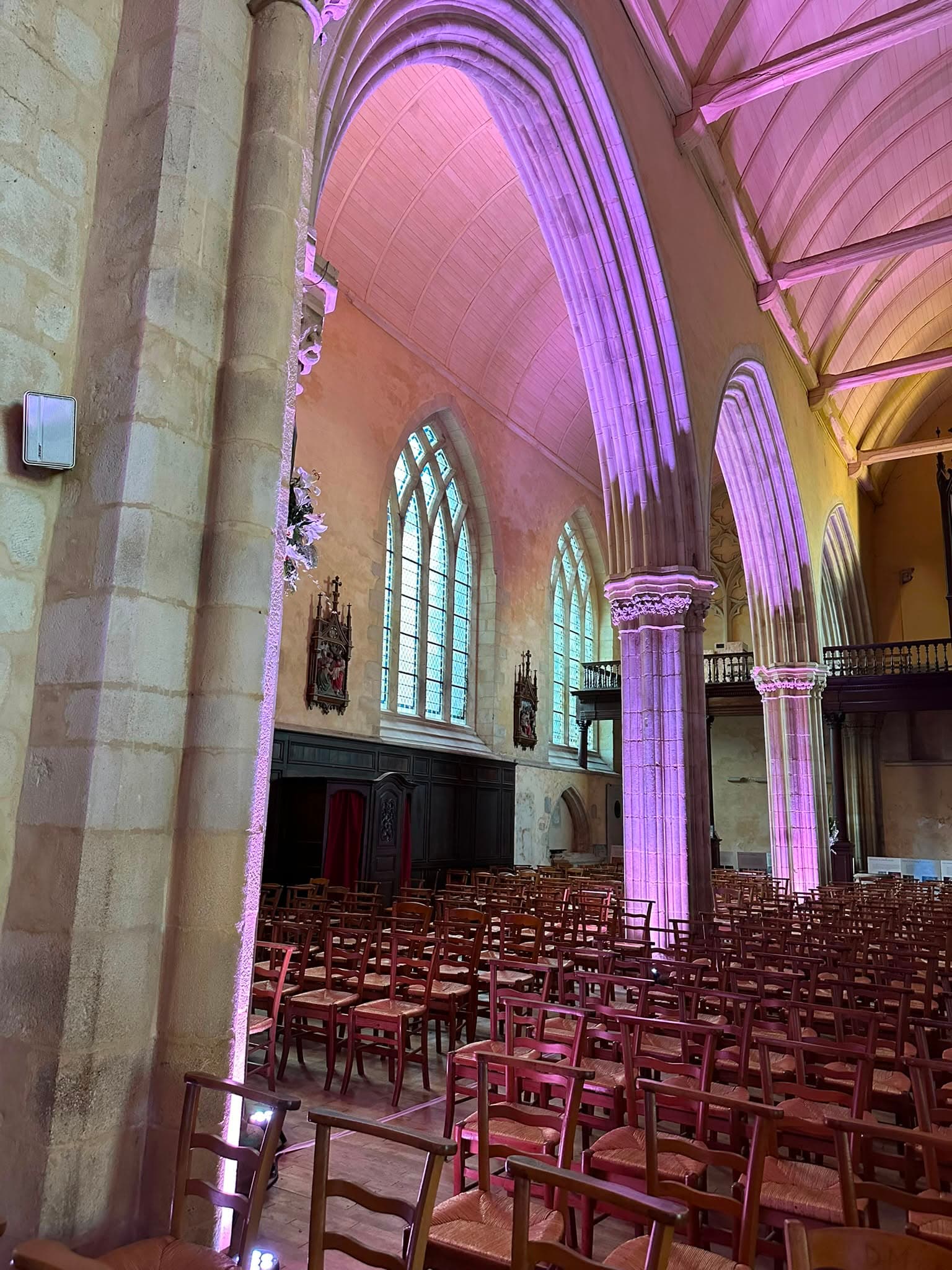 Éclairage rose dans une église gothique