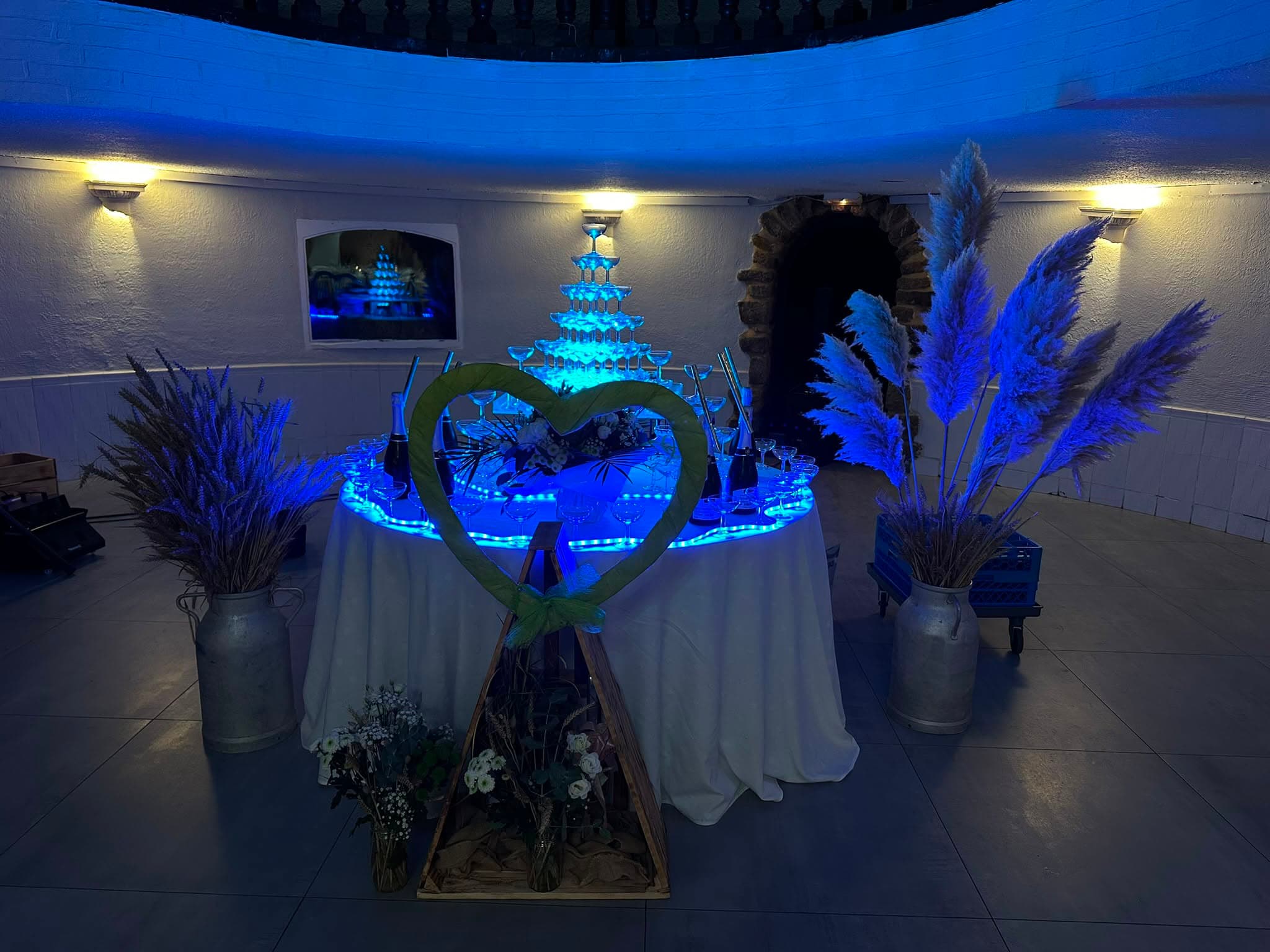 Cascade de champagne avec éclairage bleu — mariage