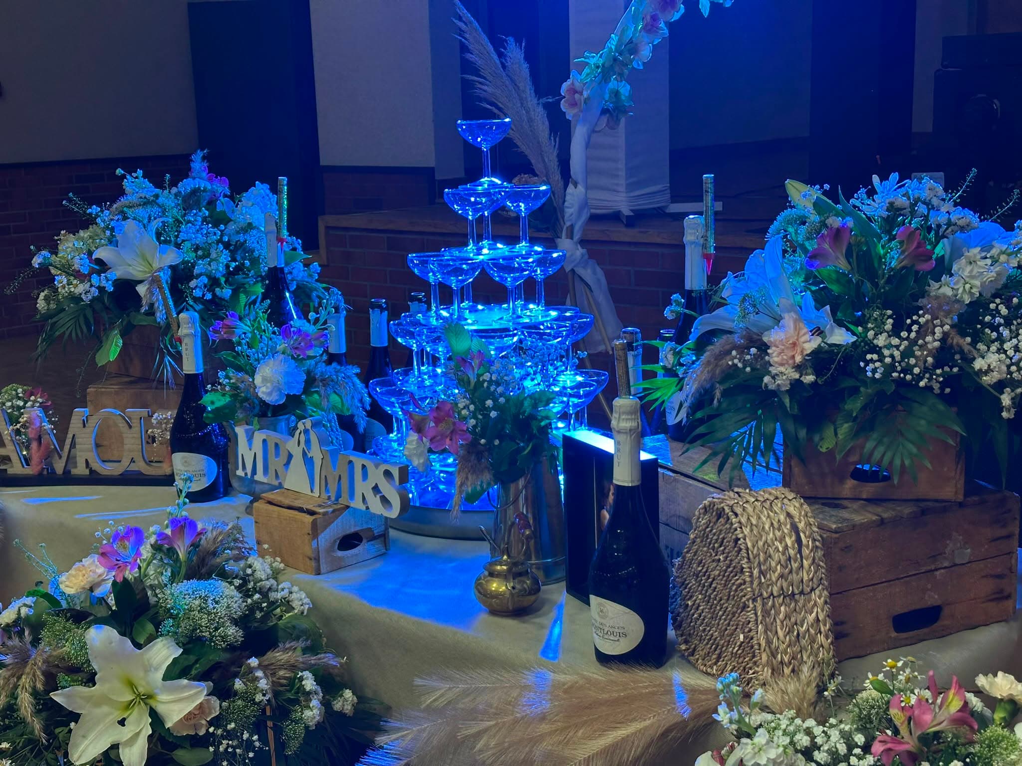 Table Mr & Mrs avec cascade de champagne et fleurs