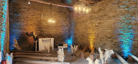 Salle en pierre avec éclairage bleu