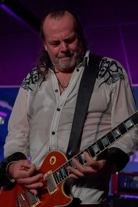 Guitariste en concert sous les lumières scéniques