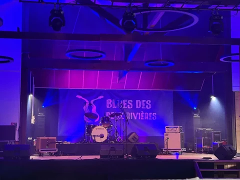 Scène du Festival Blues des Deux Rivières éclairée par ODYM à Belle-Isle-en-Terre