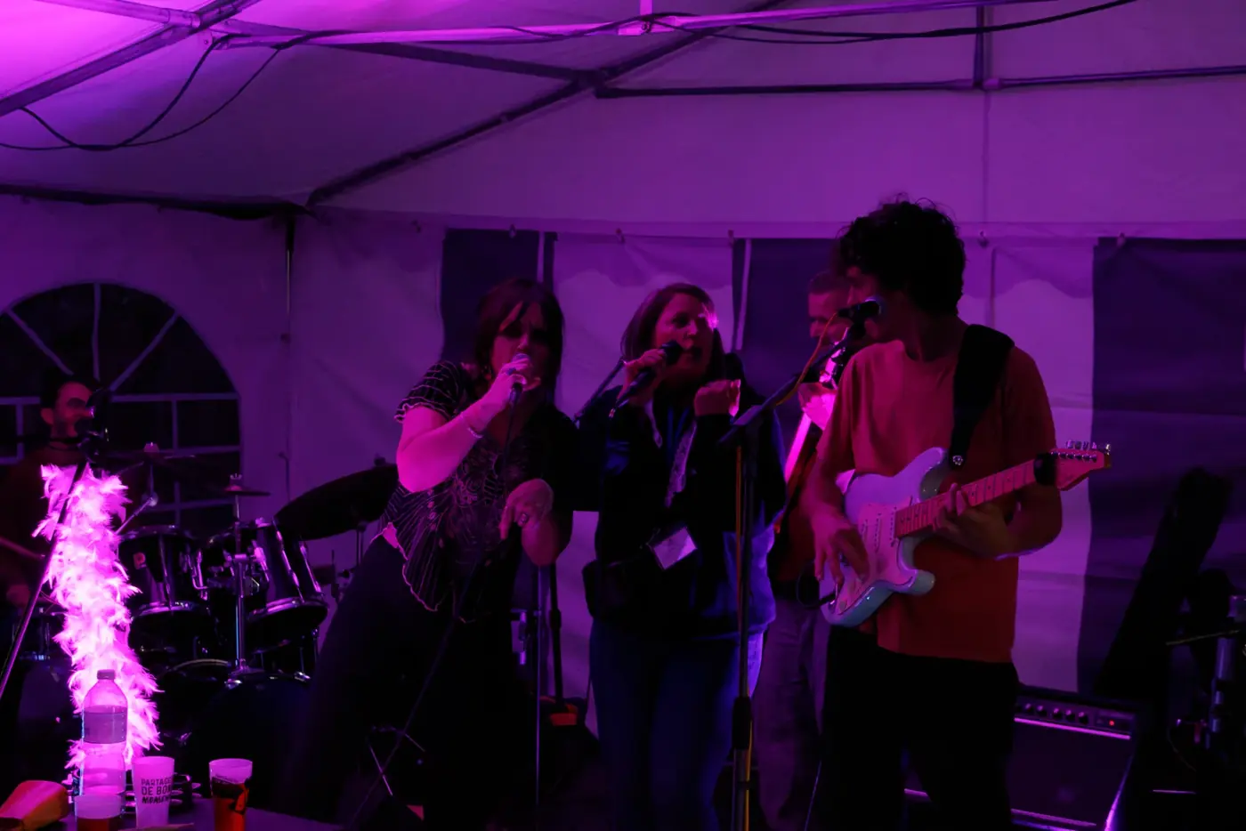 Groupe de musique éclairé en violet lors d’une soirée d’entreprise