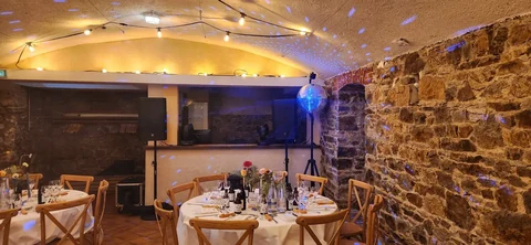 Installation son et lumière dans la salle de réception du Domaine de Keravel pour un mariage