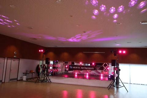 L’installation lumière avant l’événement. Octobre Rose à Trégueux, 10 octobre 2026.