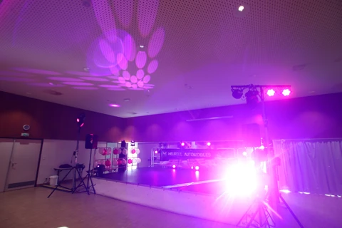 La scène mise en lumière en rose et violet. Octobre Rose à Trégueux, 10 octobre 2026.