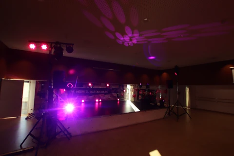 Des projections lumineuses autour de la scène. Octobre Rose à Trégueux, 10 octobre 2026.