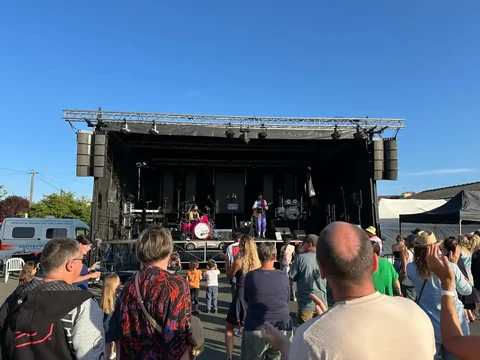 Concert sur une scène extérieure devant le public