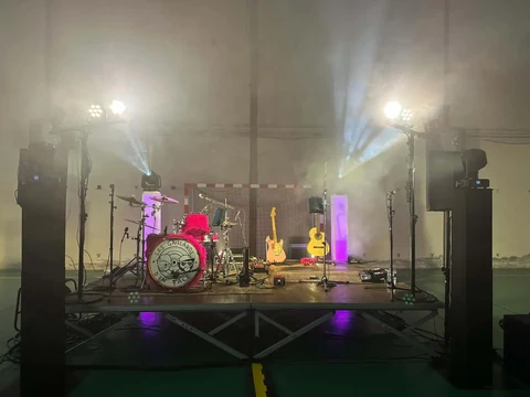 Scène équipée pour un groupe avec batterie, guitares et éclairages