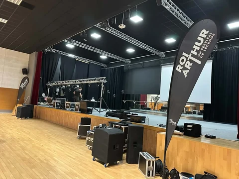 Montage du matériel et des structures sur une scène en salle