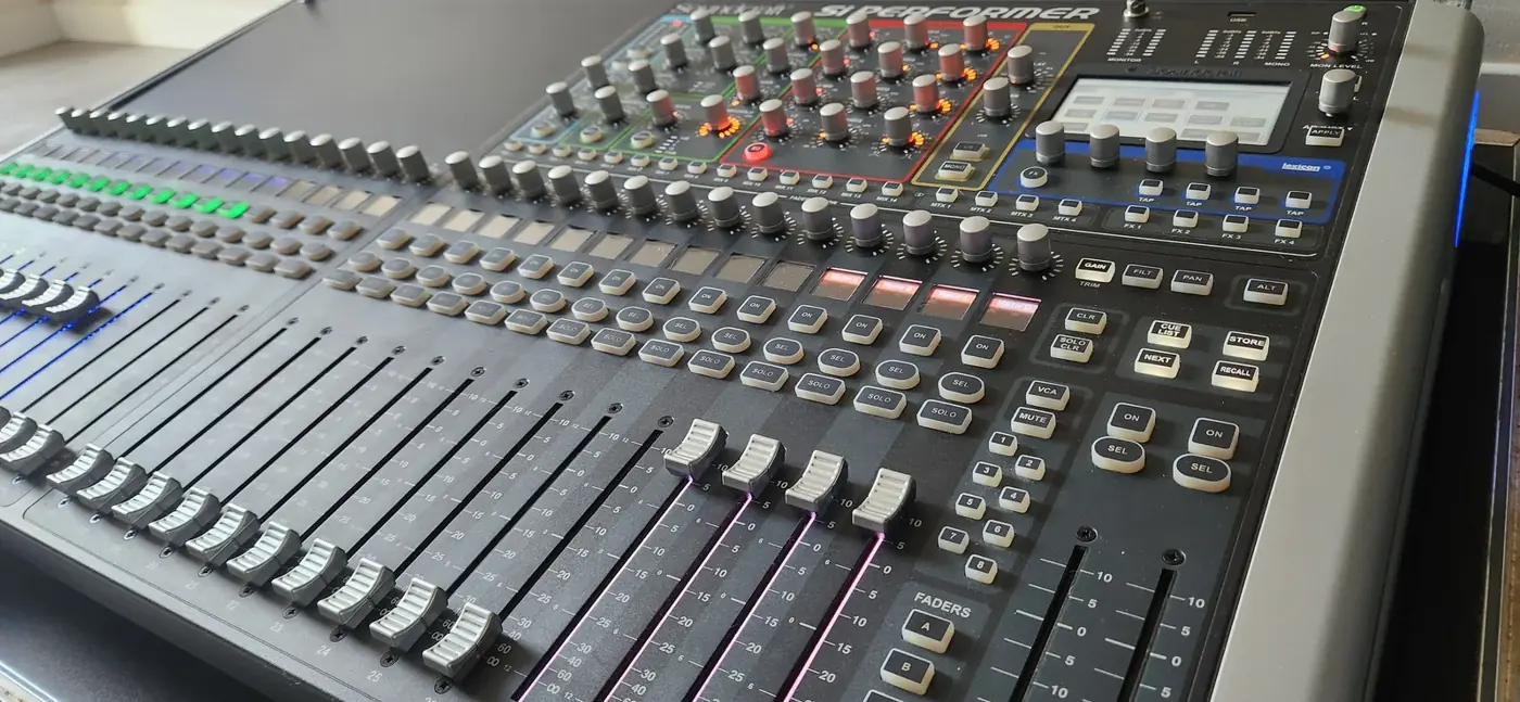 Vue rapprochée de commandes sur une console audio