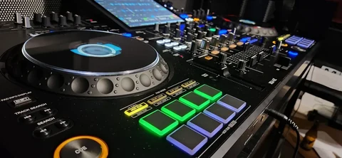 Vue détaillée du système DJ AlphaTheta XDJ-AZ, avec ses plateaux, pads et commandes de mixage